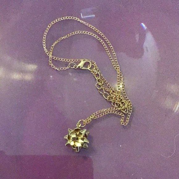 GOLD TONE BOW NECKLACE, never worn - Picture 2 of 4